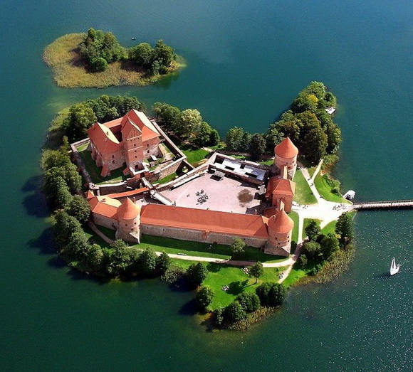 7-Trakai-Island-Castle-Lithuania-fabulous-islands-the-world-great-atmosphere-travel-photography